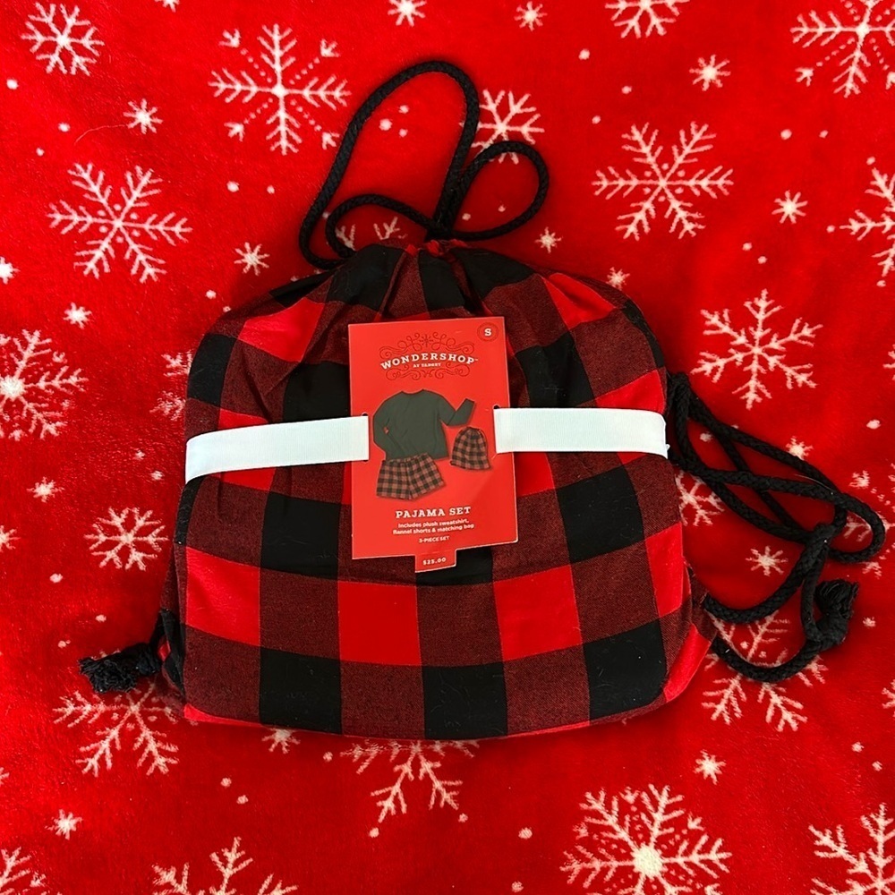 Pajama Set Plush Sweatshirt, flannel shorts and matching bag